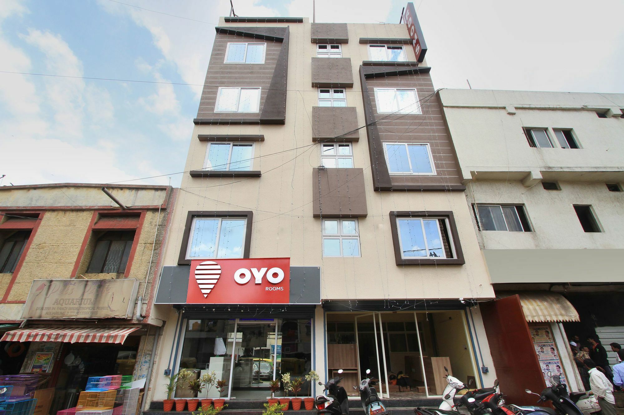 Oyo Hotel Golden Inn Near Cubbon Park Bangalore Exterior photo