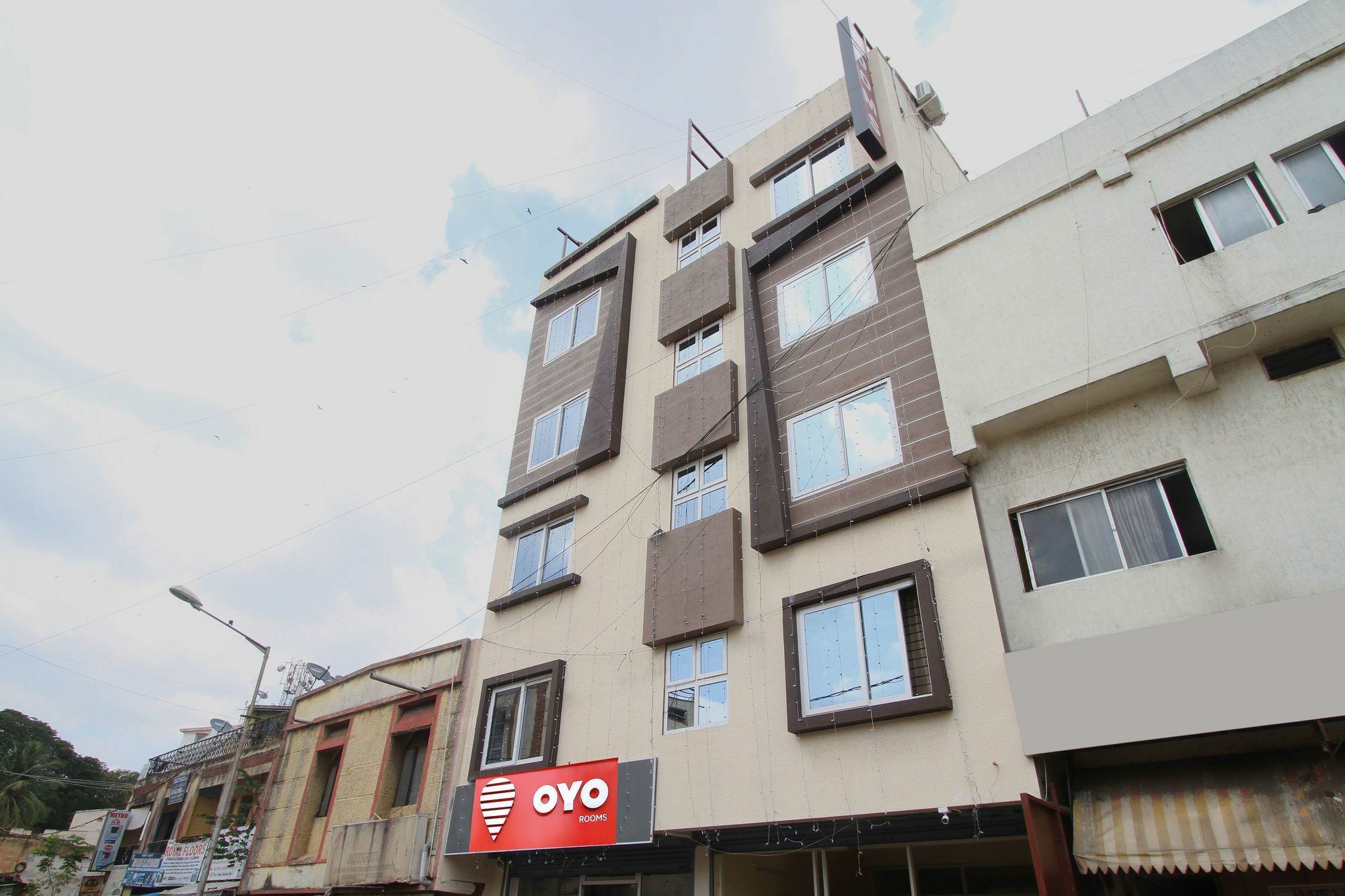 Oyo Hotel Golden Inn Near Cubbon Park Bangalore Exterior photo